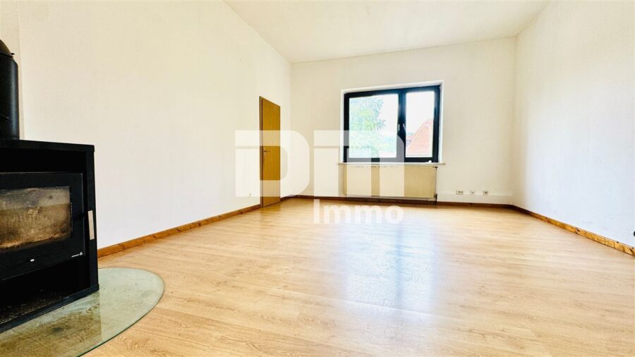 Großzügiges Einfamilienhaus mit viel Platz, riesigem Gartenareal und viel Potenzial - OG / DG Wohnzimmer Kamin